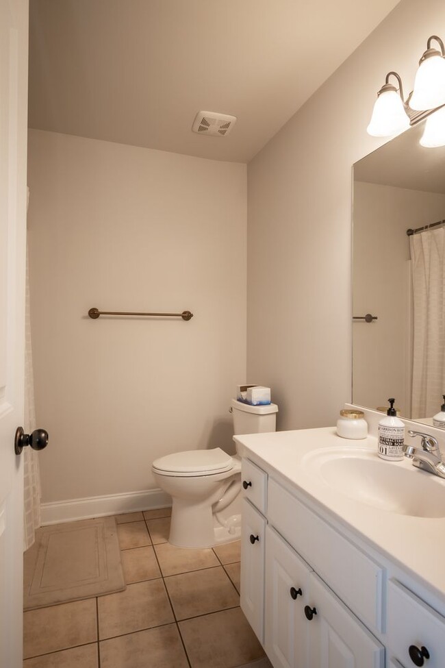 Building Photo - Luxury 2 Bedroom Townhouse at Whitehall Vi...