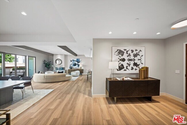 Building Photo - 160 N La Peer Dr