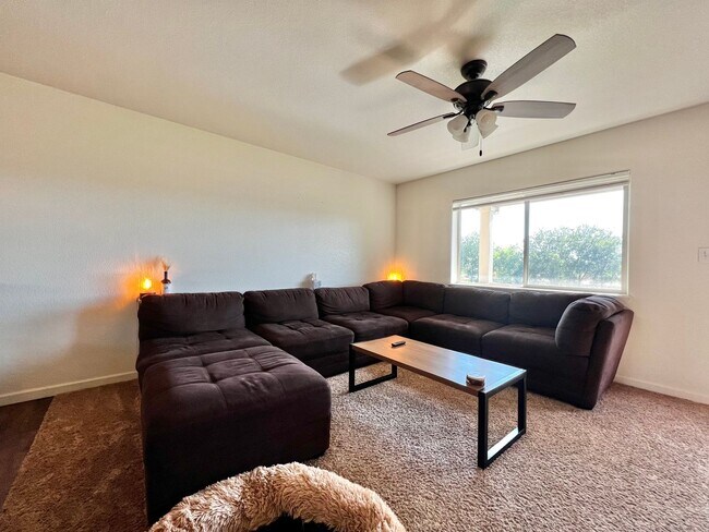 Building Photo - 2 Bedroom 2.5 bathroom Townhouse in Greeley