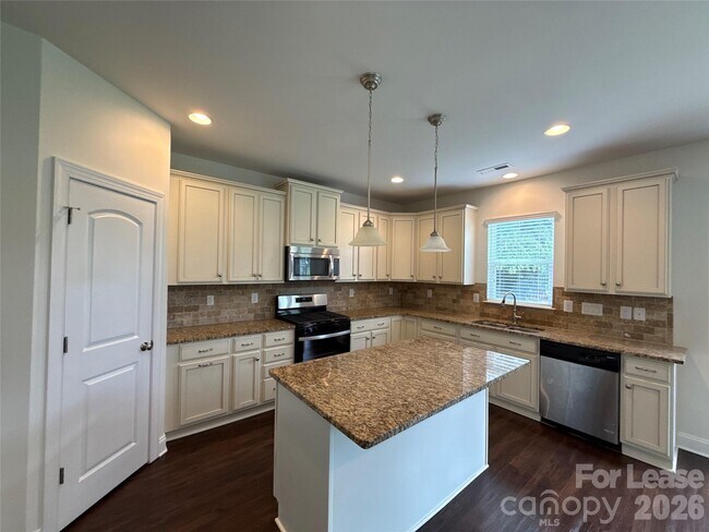 Building Photo - 1019 Dunhill Ln