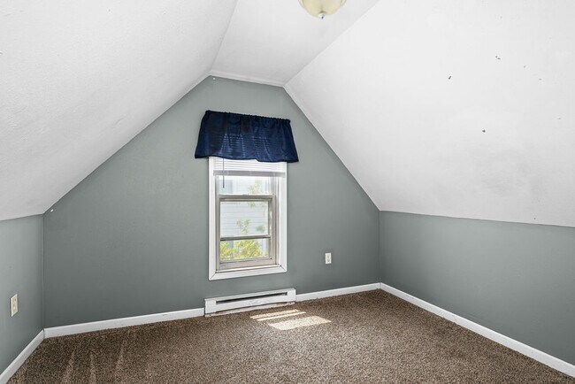 Building Photo - 621 E 10th St