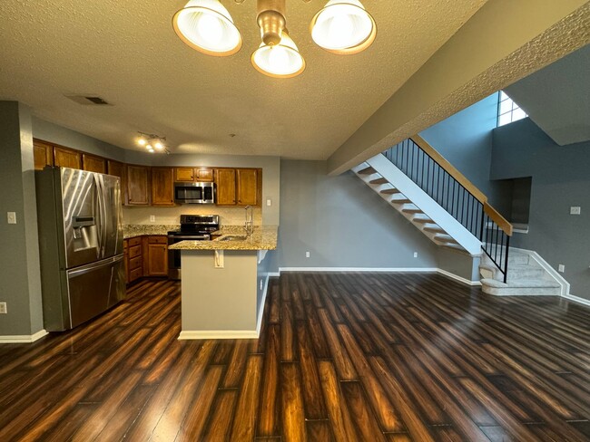 Building Photo - Sophisticated 2 Bed 2 Bath Condo with Loft...