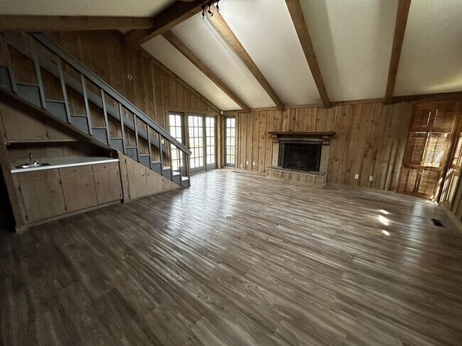 Building Photo - 101 E Lewis Rd