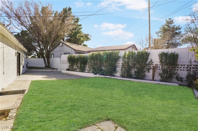 Building Photo - 1140 Hillside Pl