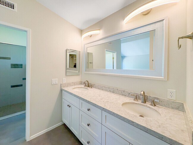 Building Photo - Beautifully updated 4-bed, 3-bath, two-sto...