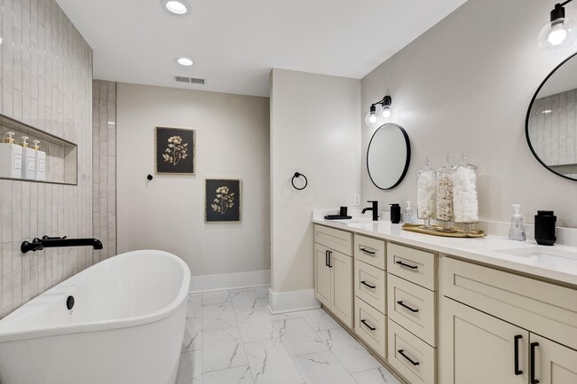 Building Photo - 400 E Pontotoc Ave