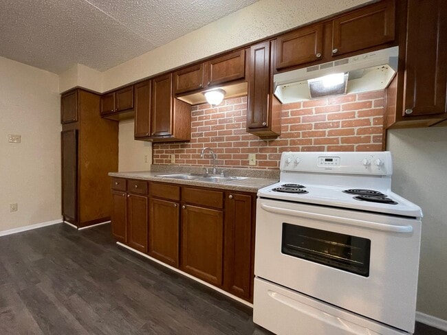 Building Photo - AVAILABLE NOW 2 BEDROOM 1 BATH DUPLEX IN H...