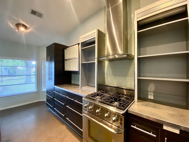 Building Photo - Modern Design 3 Bedroom 2 Bath