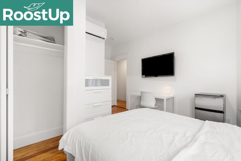 Building Photo - Furnished Bedroom with Private Ensuite Bat...