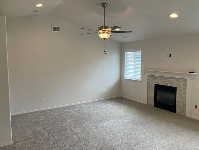 Building Photo - 2023 Three Bedroom Home in Dallas