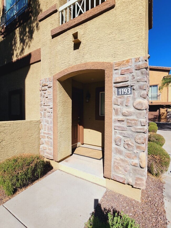 Building Photo - Lovely Parkside Townhome!