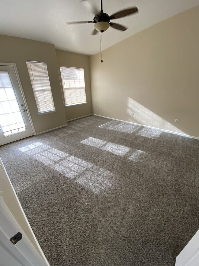 Building Photo - $500 OFF YOUR FIRST MONTHS RENT! Don't Miss This 3BR/ 2BA Condo with 1 car garage @ Creek Side In...