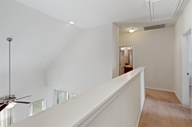 Building Photo - 2105 Town Centre Dr