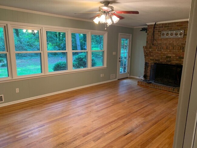 Building Photo - 350 Hollyberry Dr