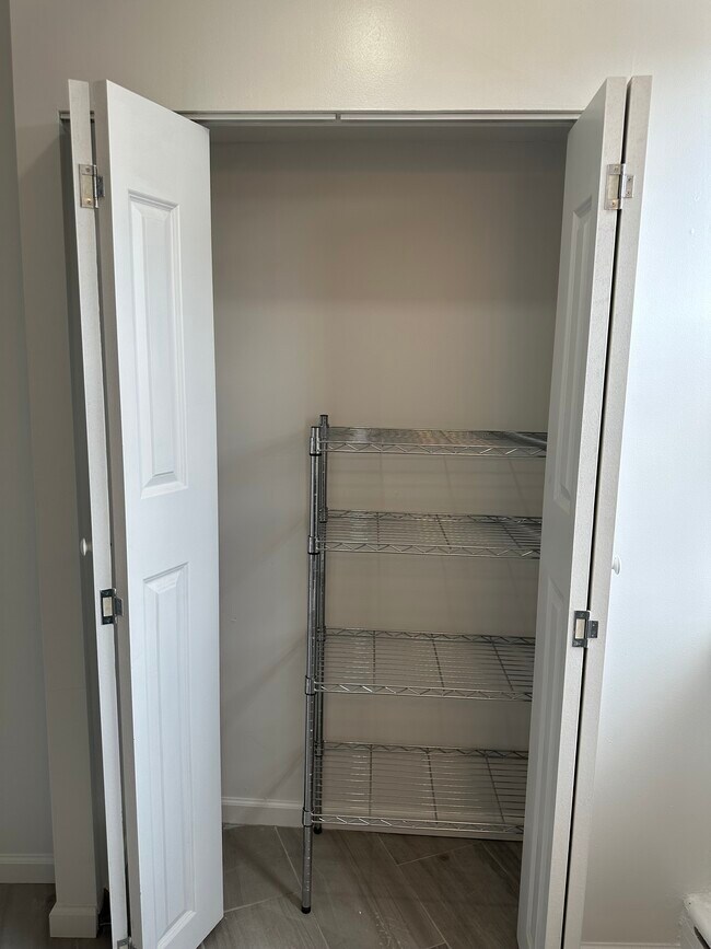 Building Photo - 909 W Moyamensing Ave