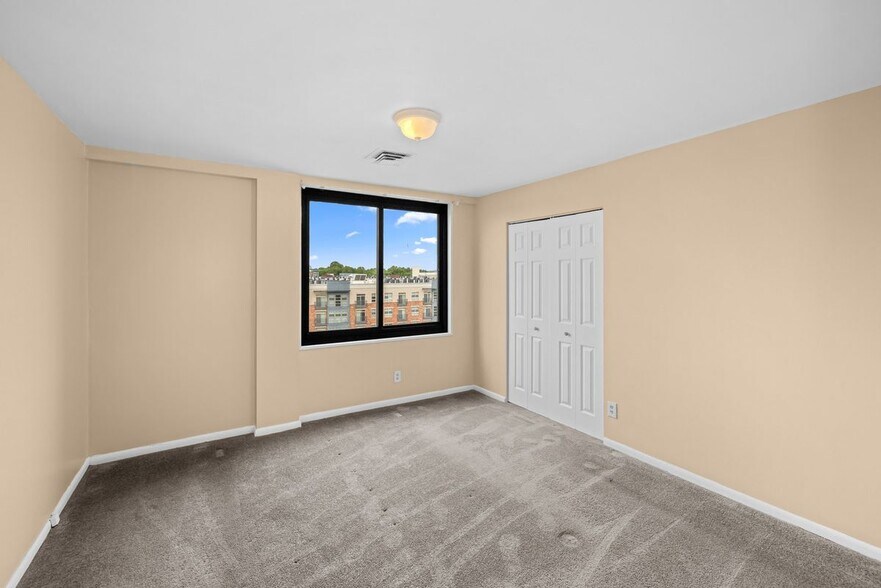 Building Photo - 3450 Toledo Terrace