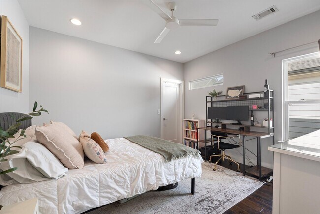 Building Photo - Beautiful Home in Nashville!
