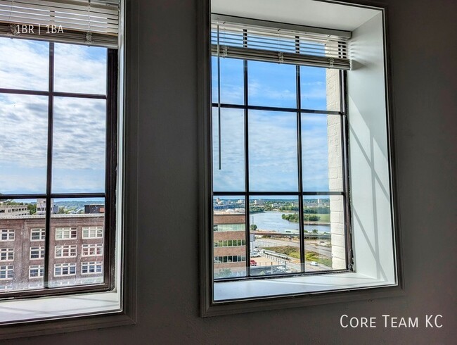 Building Photo - Top floor loft with river view!