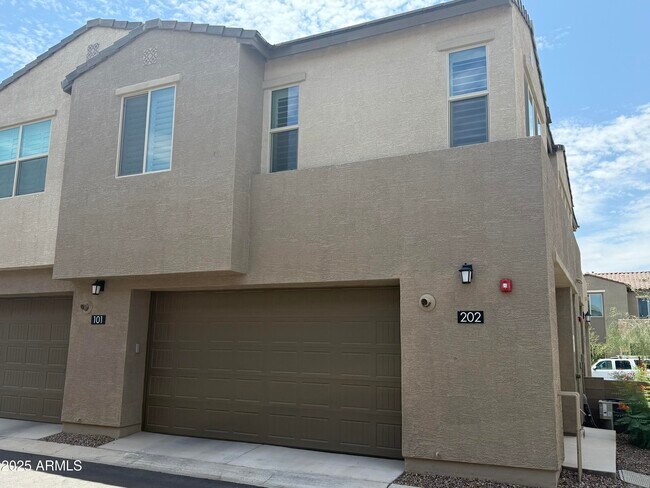 Building Photo - 734 E Doral Ave