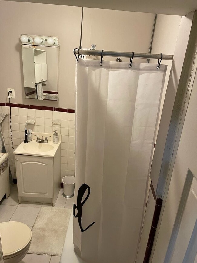 Building Photo - 629 Catharine St