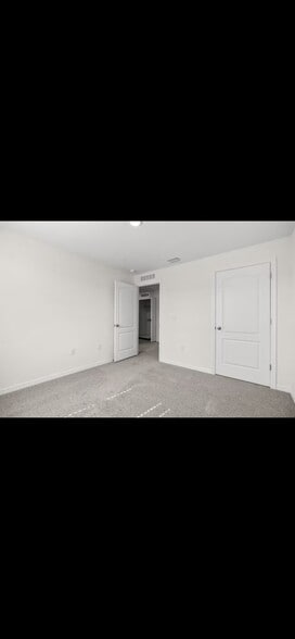 Building Photo - 2745 Flushing Dr