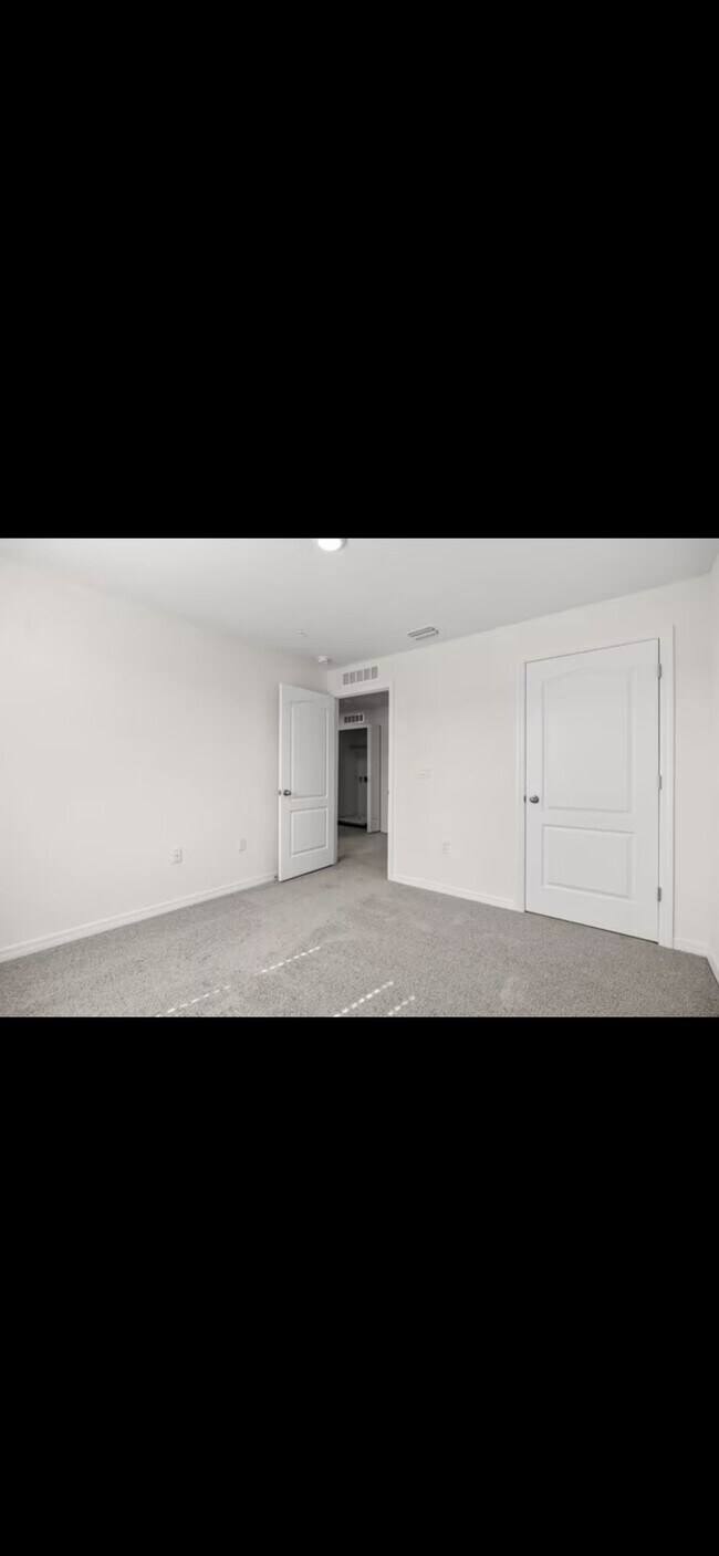 Building Photo - 2745 Flushing Dr
