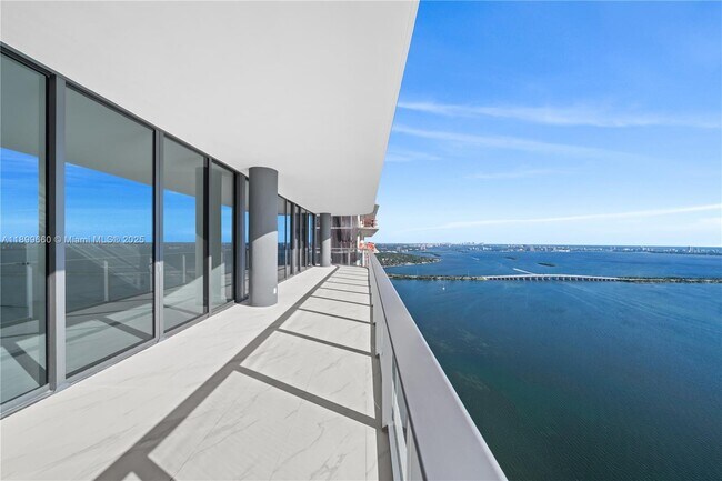 Building Photo - 700 NE 24th St