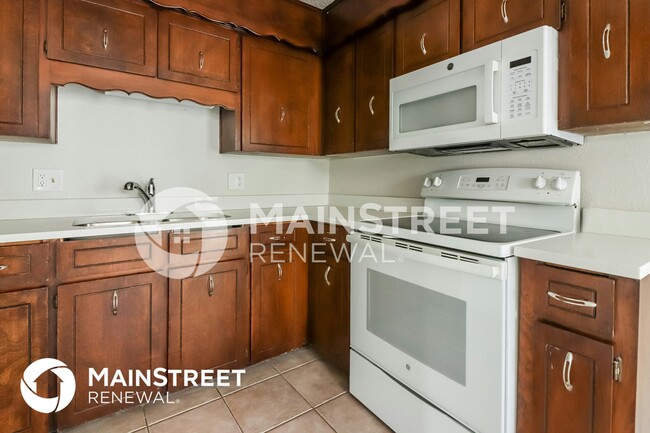 Building Photo - 404 SW Redwood Dr