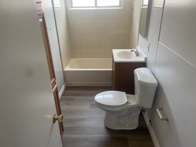 Building Photo - Studio apartment with all utilities paid!