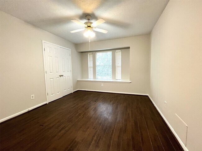 Building Photo - 3847 Landon Park Dr