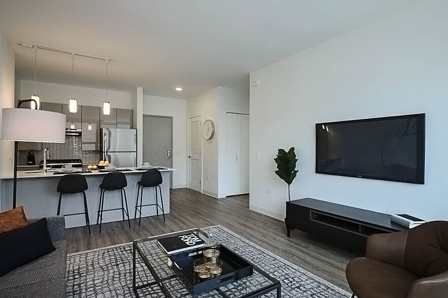 Building Photo - 856 W Van Buren St