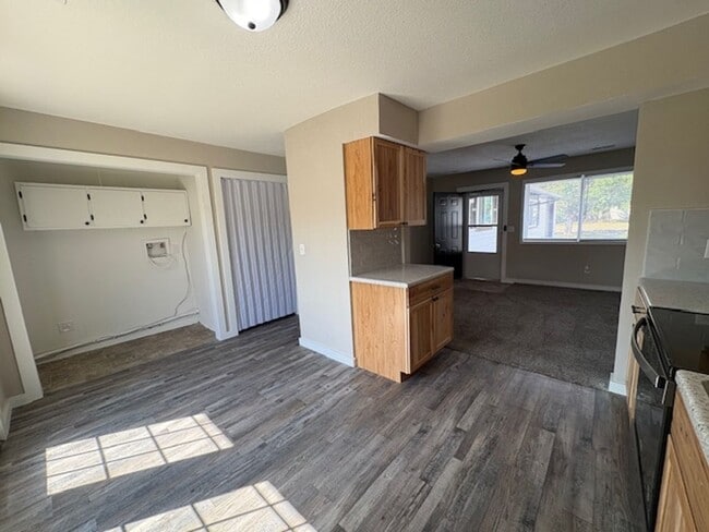 Building Photo - Beautifully Updated 2-Bedroom Duplex with ...