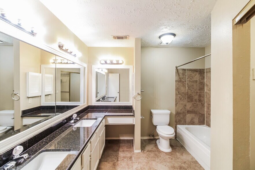 Building Photo - 20030 River Brook Dr