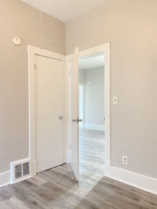 Building Photo - Large 2 bed 1 bath house