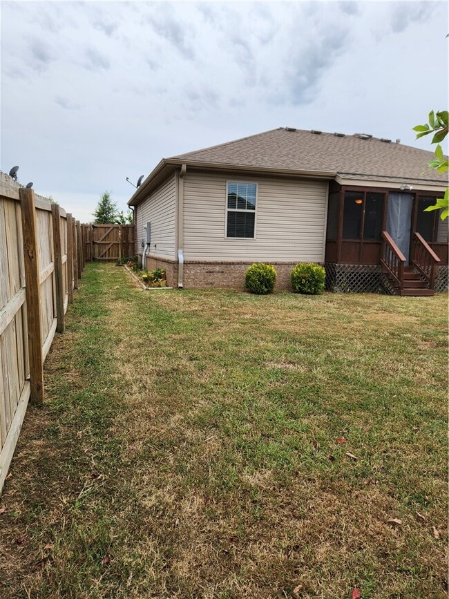 Building Photo - 705 Olivia Ln