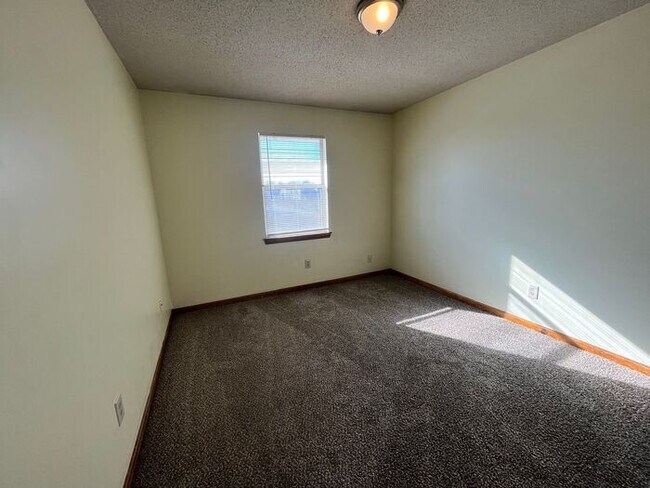 Building Photo - Clean & Ready 2 Bed/1Bath Condo-Northland!