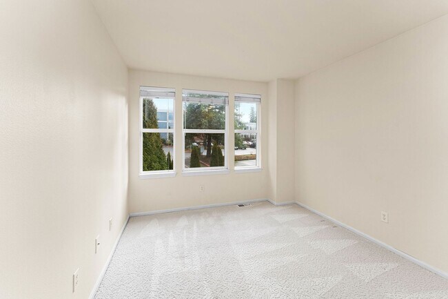 Building Photo - Spacious Townhome in Bellevue College Neig...