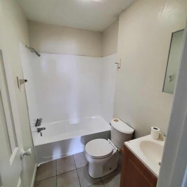 Building Photo - 4205 Metropolitan Ave