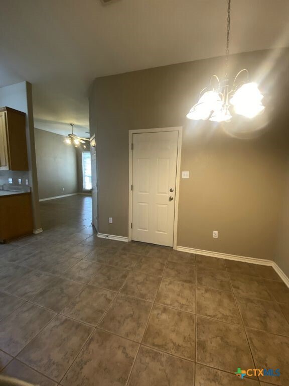 Building Photo - 816 Twin Oaks Dr