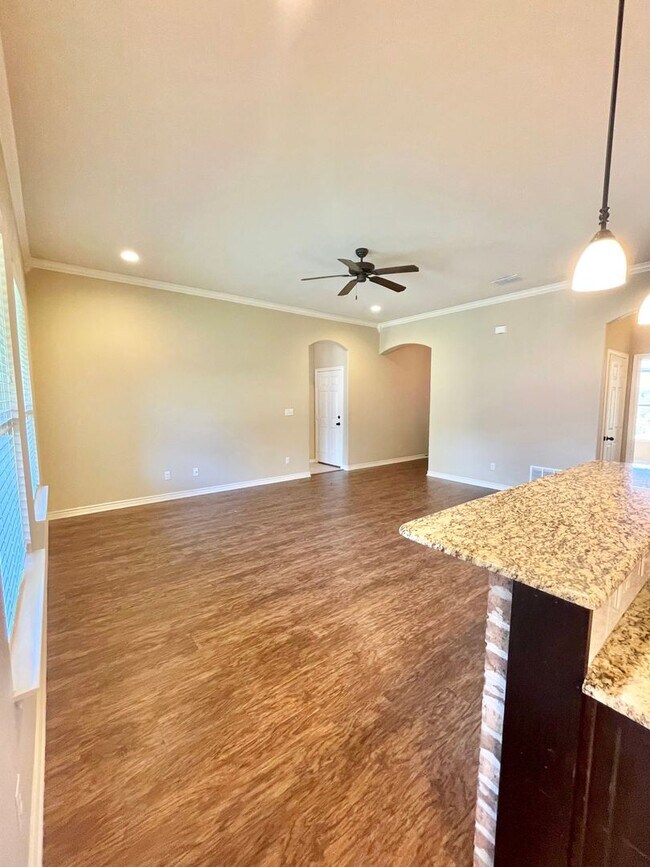 Building Photo - Beautiful 3-bed/2-bath with garage!