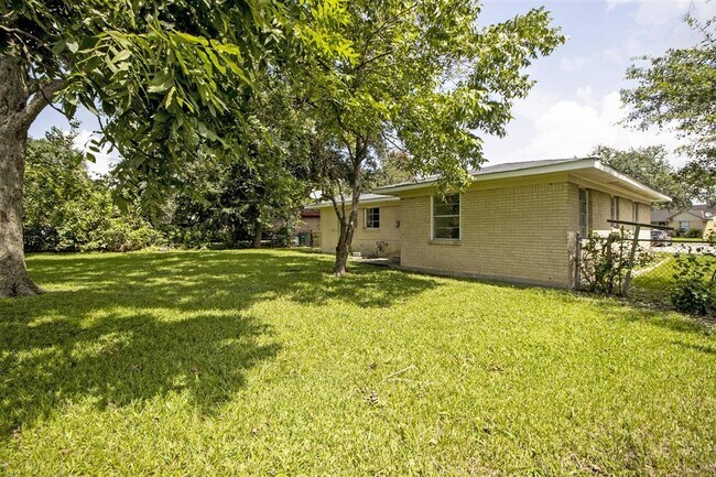 Building Photo - 7 Talisman Ct