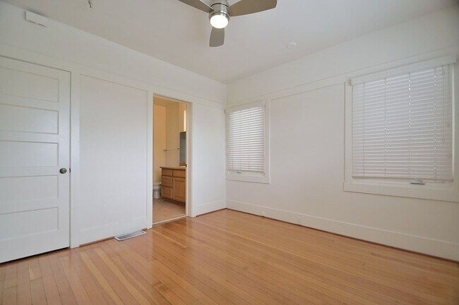 Building Photo - 1732