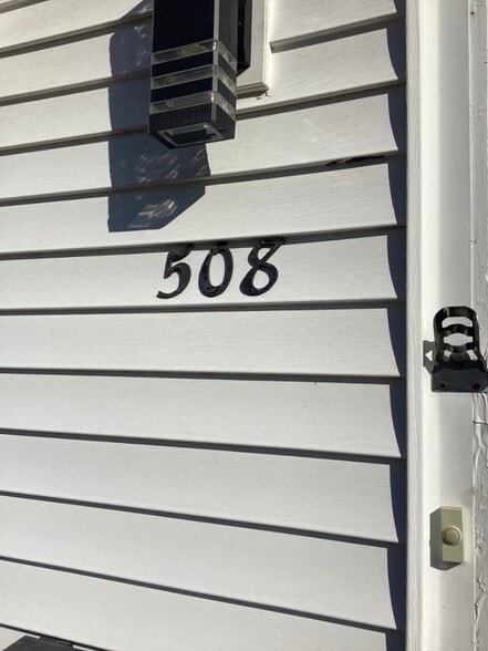 Entry Number+Light+Flag - 508 S Quaker Ln