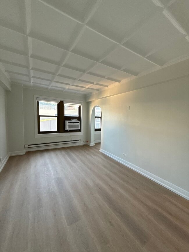 Building Photo - 1211 N La Salle Dr
