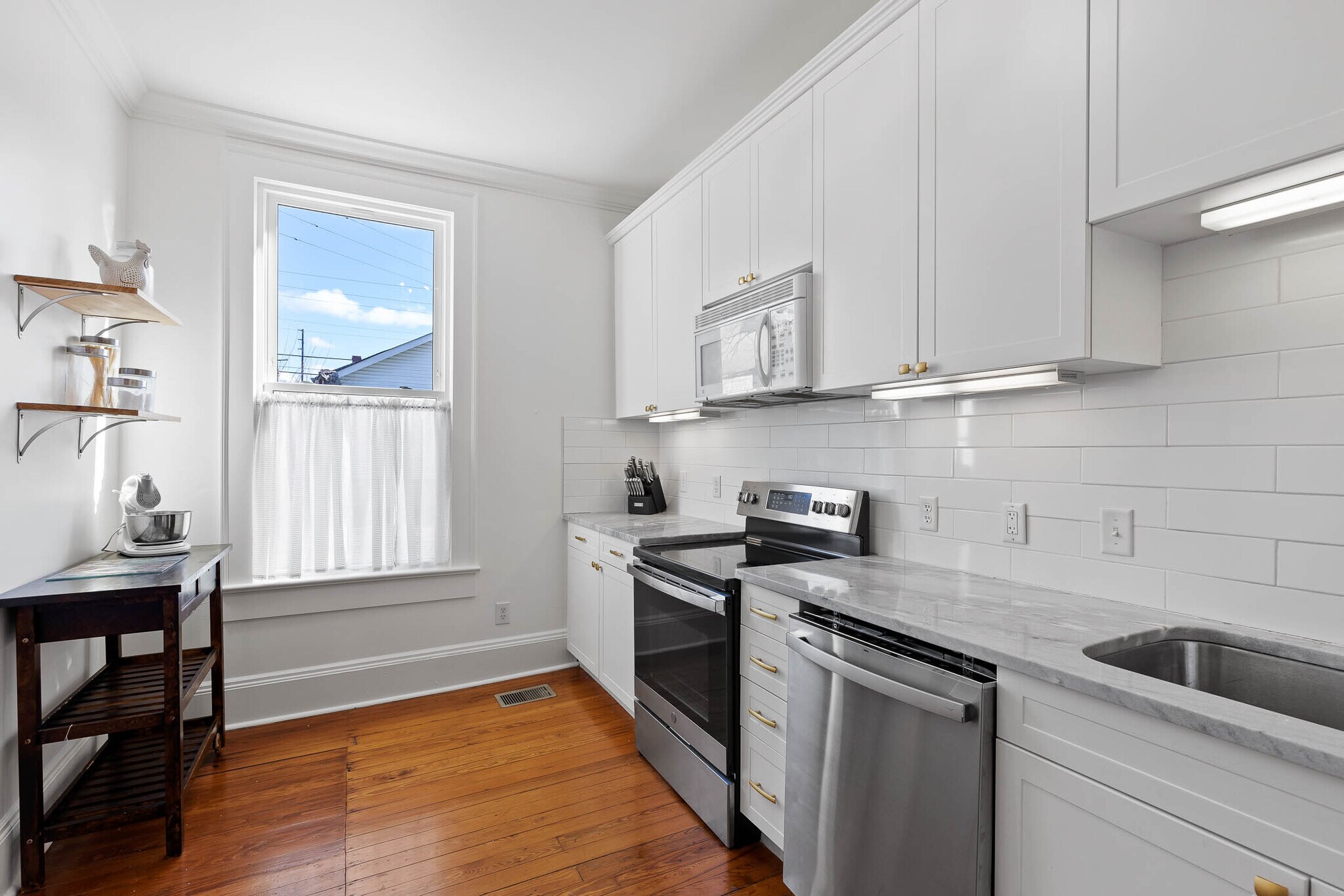 Updated Kitchen w/granite countertops and appliances - 2015 E 12th St