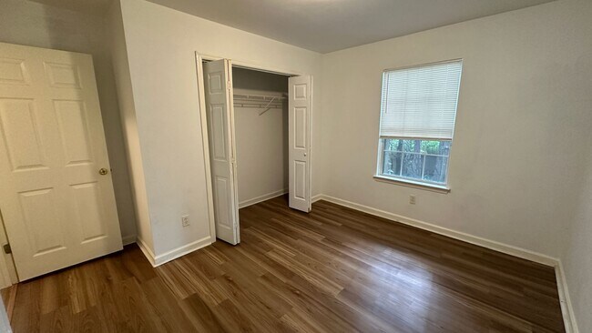 Building Photo - Recently Updated 3/2 Newer Kitchen, Deck &...