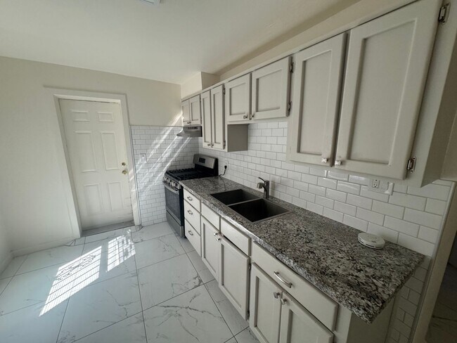 Building Photo - 332 W Illinois St