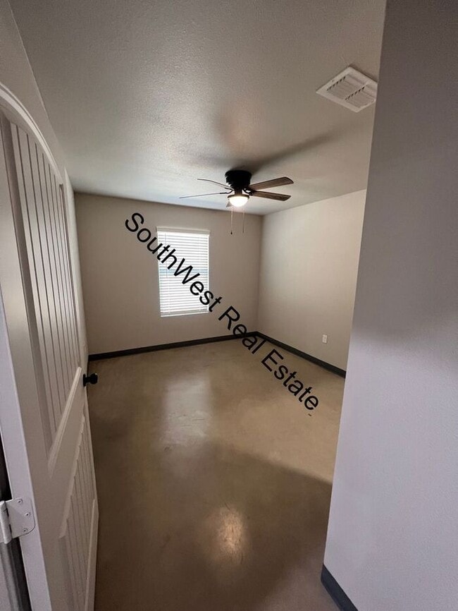 Building Photo - Spacious 2 bedroom 2 Bath apartment