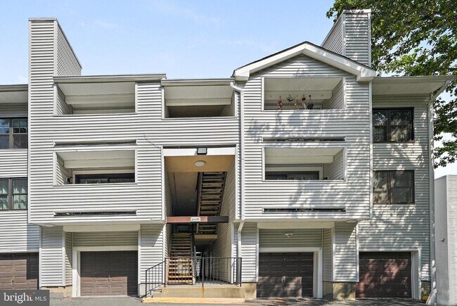Building Photo - 1605 Carriage House Terrace
