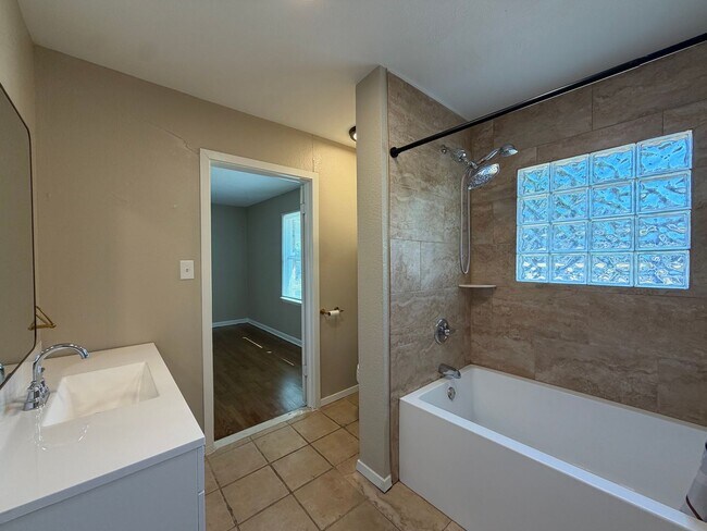 Building Photo - 4816 Melita Ave